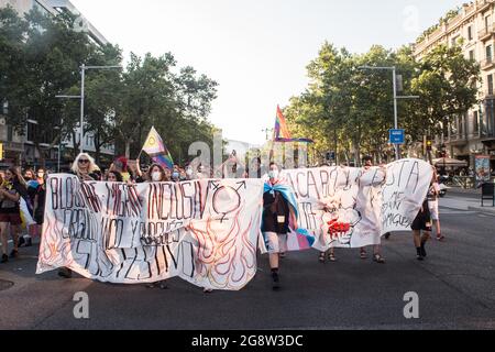 I manifestanti hanno un banner che dice, blocco trans migrante inclusivo, orgoglio bianco e borghese solo festoso durante la manifestazione.il collettivo transgender di Barcellona, Furia Trans (fury trans) hanno invaso una manifestazione chiamata da Pride Barcelona e la piattaforma LGTBIcat contro LGBTI-fòbia, Accusandoli di escludere molte delle realtà del movimento LGBTIQ, e di appropriazione e commercializzazione del movimento. La Trans fury ha seguito la strada e i manifestanti dell'altra manifestazione si uniranno a loro per un totale di 4000 persone. (Foto di Thiago Prudencio/SOPA Images/Sipa USA) Foto Stock