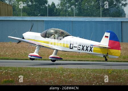 WILHELMSHAVEN, GERMANIA - 18 luglio 2020: Un tedesco registrato Van RV-9 aereo aerobatico al decollo a Wilhelmshaven, Germania Foto Stock