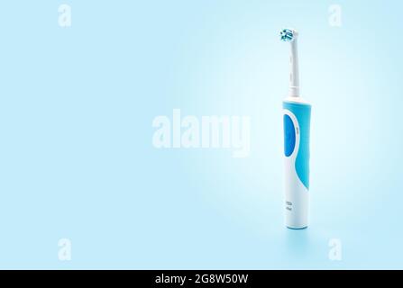 Russia, Mosca, 22 luglio 2021: Braun Oral-B testina spazzolino Cross Action. Moderno spazzolino elettrico su sfondo azzurro. Orizzontale. Copia spazio Foto Stock