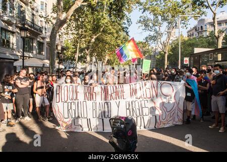 I manifestanti hanno un banner che dice, blocco trans migrante inclusivo, orgoglio bianco e borghese solo festoso durante la manifestazione.il collettivo transgender di Barcellona, Furia Trans (fury trans) hanno invaso una manifestazione chiamata da Pride Barcelona e la piattaforma LGTBIcat contro LGBTI-fòbia, Accusandoli di escludere molte delle realtà del movimento LGBTIQ, e di appropriazione e commercializzazione del movimento. La Trans fury ha seguito la strada e i manifestanti dell'altra manifestazione si uniranno a loro per un totale di 4000 persone. Foto Stock