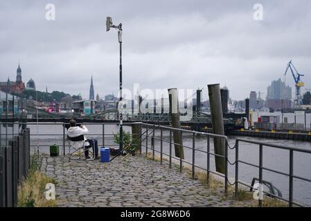 Amburgo, Germania. 23 luglio 2021. Un pescatore si trova nel porto presso il mercato del pesce. Credit: Marco Brandt/dpa/Alamy Live News Foto Stock