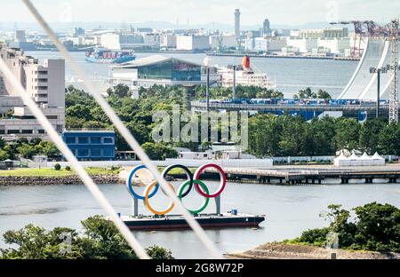 Una vista degli anelli Olimpici di Tokyo prima dei Giochi Olimpici di Tokyo 2020 in Giappone. Data immagine: Venerdì 23 luglio 2021. Foto Stock