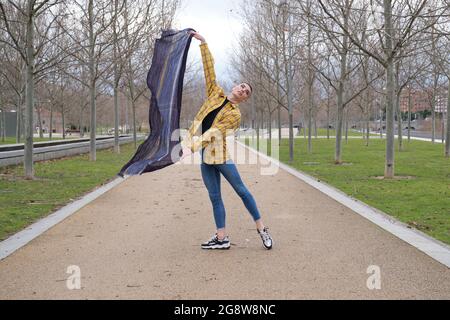 Giovane uomo che indossa make up ballare in un parco. Danza di balletto. Foto Stock