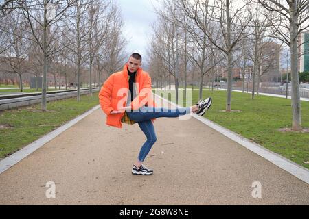 Giovane uomo che indossa make up ballare in un parco. Danza di balletto. Foto Stock