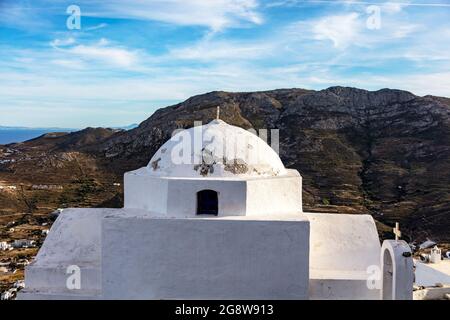 La cupola della Chiesa, piccola cappella bianca vecchia, salito sulla montagna rocciosa a Serifos isola sopra Chora, Cicladi Grecia. Destinazione estiva di vacanza Foto Stock