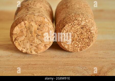 Due tappi di champagne su un tavolo di legno. Primo piano Foto Stock