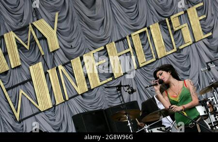 File photo datato 22/06/07 di Amy Winehouse che si esibisce sul palcoscenico di Pyramid al Festival di Glastonbury 2007 presso la Worthy Farm di Pilton, Somerset. I fan segneranno 1 anno dalla sua morte di venerdì. Data di emissione: Venerdì 23 luglio 2021. Foto Stock