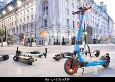 Noleggio scooter elettronico nel centro di Londra Inghilterra Europa Foto Stock