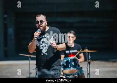 DISTRETTO DI BRCKO, BOSNIA-ERZEGOVINA - 10 luglio 2020: Un musicista rock che canta durante un concerto Foto Stock