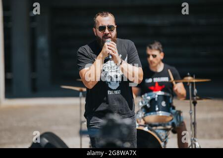 DISTRETTO DI BRCKO, BOSNIA-ERZEGOVINA - 10 luglio 2020: Un musicista che canta durante un concerto rock all'aperto Foto Stock