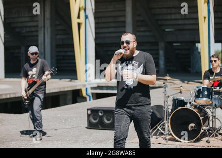 DISTRETTO DI BRCKO, BOSNIA-ERZEGOVINA - 10 luglio 2020: Giovani musicisti che suonano e cantano in un concerto rock Foto Stock