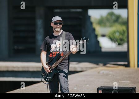 DISTRETTO DI BRCKO, BOSNIA-ERZEGOVINA - 10 luglio 2020: Un chitarrista maschile che suona in un concerto rock Foto Stock