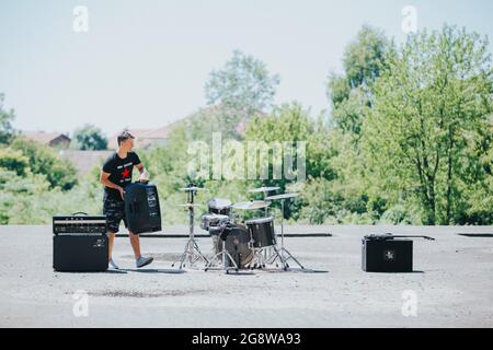 DISTRETTO DI BRCKO, BOSNIA-ERZEGOVINA - 10 luglio 2020: Un palco all'aperto con attrezzature per un concerto rock Foto Stock