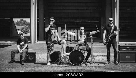 DISTRETTO DI BRCKO, BOSNIA-ERZEGOVINA - 10 luglio 2020: Una foto in scala di grigi dei membri di una rock band durante il concerto Foto Stock