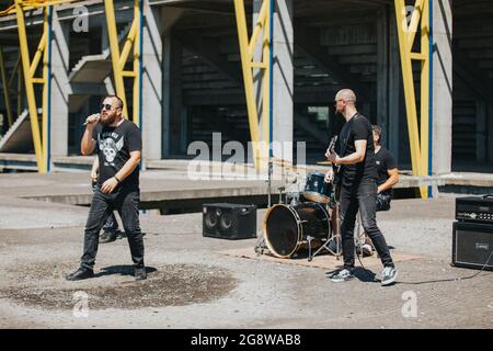 DISTRETTO DI BRCKO, BOSNIA-ERZEGOVINA - 10 luglio 2020: Musicisti maschi che suonano e cantano durante un concerto rock Foto Stock