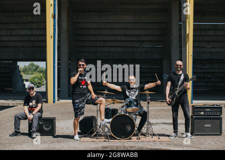 DISTRETTO DI BRCKO, BOSNIA-ERZEGOVINA - 10 luglio 2020: I membri di una rock band durante il concerto Foto Stock