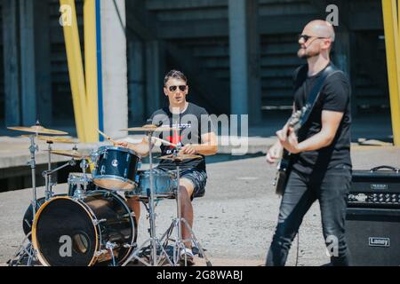 DISTRETTO DI BRCKO, BOSNIA-ERZEGOVINA - 10 luglio 2020: I membri di una rock band che suona durante il concerto all'aperto Foto Stock