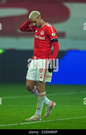 Porto Alegre, Brasile. 22 luglio 2021; Estádio Beira-Rio, Porto Alegre, Brasile. Thiago Galhardo di Internacional, frustrato per la sconfitta dopo la partita tra Internacional e Olimpia, per gli ultimi 16 della Copa Libertadores 2021 . Dopo il pareggio senza goal, il Decano vinse 5-4 sanzioni ed eliminò Inter de Porto Alegre Foto Stock