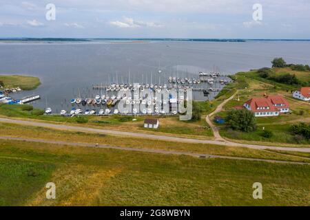 Hiddensee, Germania. 25 Giugno 2021. Vista sul porto di Vitte. Con circa 500 abitanti, Vitte è il più grande villaggio sull'isola di Hiddensee. (Vista aerea con drone) Credit: Stephan Schulz/dpa-Zentralbild/ZB/dpa/Alamy Live News Foto Stock