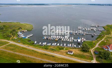 Hiddensee, Germania. 25 Giugno 2021. Vista sul porto di Vitte. Con circa 500 abitanti, Vitte è il più grande villaggio sull'isola di Hiddensee. (Vista aerea con drone) Credit: Stephan Schulz/dpa-Zentralbild/ZB/dpa/Alamy Live News Foto Stock
