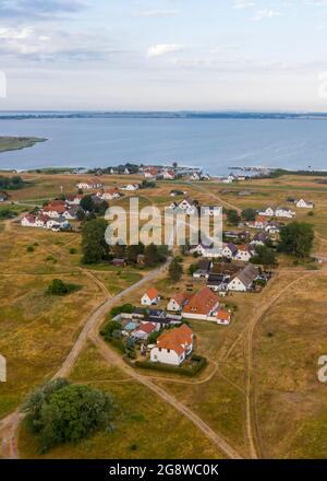 Hiddensee, Germania. 26 Giugno 2021. Vista su Plogshagen e sul porto di Neuendorf, a sud dell'isola di Hiddensee. (Vista aerea con drone) Credit: Stephan Schulz/dpa-Zentralbild/ZB/dpa/Alamy Live News Foto Stock