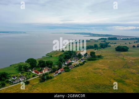 Hiddensee, Germania. 24 Giugno 2021. Vista di Grieben, il villaggio più settentrionale, più antico e più piccolo sull'isola di Hiddensee. Grieben è stato menzionato per la prima volta in un documento nel 1297. Il nome deriva dalla parola slava GRIB, che significa fungo. (Vista aerea con drone) Credit: Stephan Schulz/dpa-Zentralbild/ZB/dpa/Alamy Live News Foto Stock