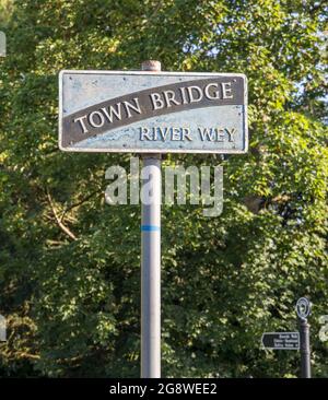 segno del ponte della città nel centro di godalming surrey Foto Stock