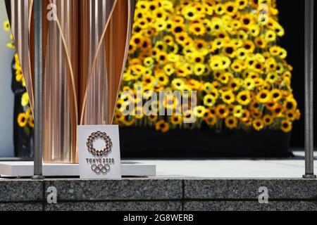 Tokyo, Giappone. 23 luglio 2021. Il logo di Tokyo 2020 si presenta alla cerimonia di arrivo della fiamma olimpica del relè della torcia olimpica Tokyo 2020 a Tokyo, Giappone, il 23 luglio 2021. Credit: Du Xiaoyi/Xinhua/Alamy Live News Foto Stock
