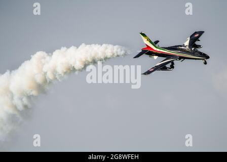 PESARO, ITALIA - 14 agosto 2016: Un Tricolore frecce italiane Patrol acrobatico in aria, a Pesaro, parata del giorno della liberazione d'Italia Foto Stock