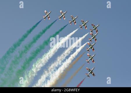 PESARO, ITALIA - 14 agosto 2016: Un Tricolore frecce italiane pattuglia acrobatica in aria Foto Stock