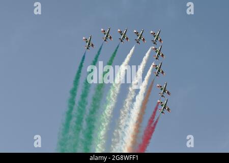 PESARO, ITALIA - 14 agosto 2016: Un Tricolore frecce italiane pattuglia acrobatica in aria Foto Stock