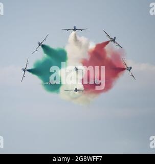 PESARO, ITALIA - 14 agosto 2016: Un Tricolore frecce italiane pattuglia acrobatica in aria disegnando la bandiera italiana Foto Stock