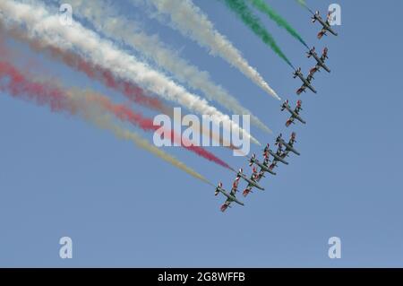 PESARO, ITALIA - 14 agosto 2016: Un Tricolore frecce italiane pattuglia acrobatica in aria Foto Stock