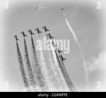 PESARO, ITALIA - 14 agosto 2016: Una scala di grigi di frecce Tricolore Italiano pattuglia acrobatica in aria Foto Stock