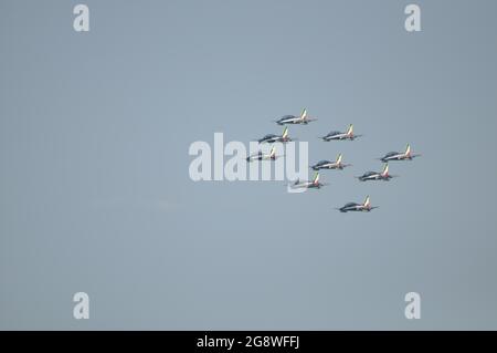 PESARO, ITALIA - 14 agosto 2016: Un Tricolore frecce italiane Patrol acrobatico in aria, parata militare Foto Stock