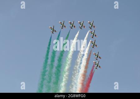 PESARO, ITALIA - 14 agosto 2016: Un Tricolore frecce italiane pattuglia acrobatica in aria Foto Stock