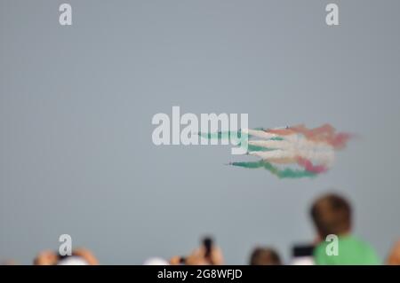 PESARO, ITALIA - 14 agosto 2016: Un fuoco poco profondo di frecce Tricolore pattuglia acrobatica italiana in aria Foto Stock