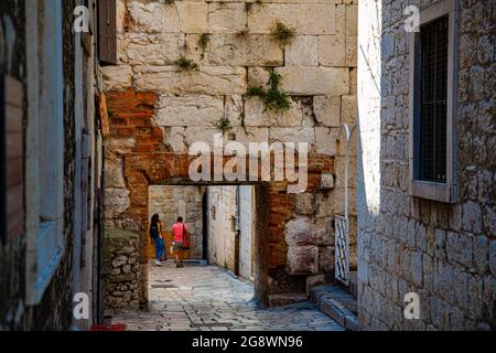 Ciudad fundada por Diocleciano en Croacia a orillas del mar adriatico, con casco antiguo de calles estrechas con arquitectura muy característica Foto Stock