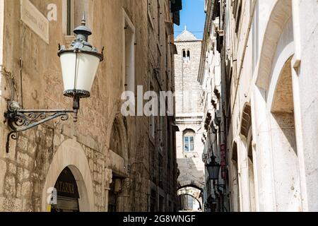 Ciudad fundada por Diocleciano en Croacia a orillas del mar adriatico, con casco antiguo de calles estrechas con arquitectura muy característica Foto Stock