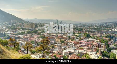 Centro storico di Tbilisi dalla Fortezza di Narikala Foto Stock