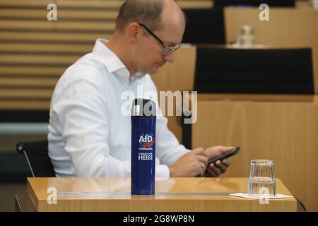 Erfurt, Germania. 23 luglio 2021. Andreas Möller, portavoce dello Stato del gruppo parlamentare, ha scritto su una thermos fiasca, nella sede della seduta plenaria del parlamento di Stato della Turingia, "AFD Thuringia, sospetto CALDO". Su richiesta della fazione AFD, il primo ministro di sinistra della Turingia, Bodo Ramelow, deve far fronte a un costruttivo voto di sfiducia nei confronti del parlamento di Stato il 23.07.2021. Credit: Bodo Schackow/dpa-Zentralbild/dpa/Alamy Live News Foto Stock