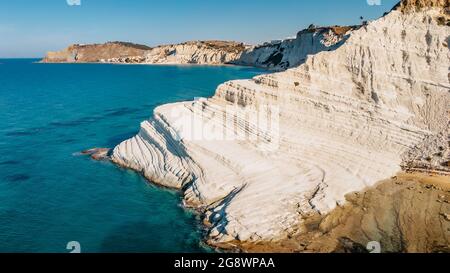 Scala dei Turchi,Sicilia,Italia.Vista aerea di bianche scogliere rocciose,acque turchesi limpide.Turismo marittimo siciliano,attrazione turistica popolare.Limestone Foto Stock