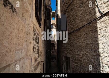 Ciudad fundada por Diocleciano en Croacia a orillas del mar adriatico, con casco antiguo de calles estrechas con arquitectura muy característica Foto Stock