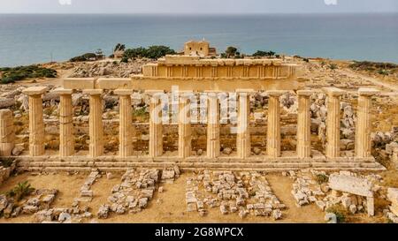 Acropoli di Selinunte,Sicilia,Italia.veduta aerea dei ruderi di edifici residenziali e commerciali con colonne nell'antica città greca di Selino Foto Stock