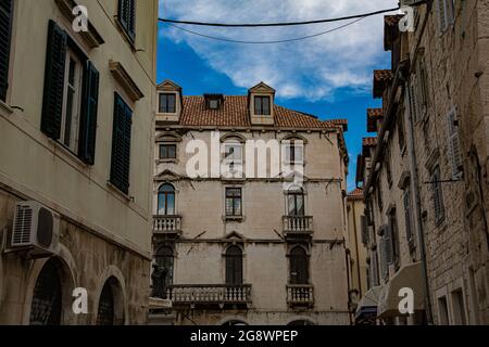 Ciudad fundada por Diocleciano en Croacia a orillas del mar adriatico, con casco antiguo de calles estrechas con arquitectura muy característica Foto Stock