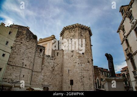 Ciudad fundada por Diocleciano en Croacia a orillas del mar adriatico, con casco antiguo de calles estrechas con arquitectura muy característica Foto Stock