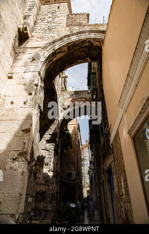 Ciudad fundada por Diocleciano en Croacia a orillas del mar adriatico, con casco antiguo de calles estrechas con arquitectura muy característica Foto Stock