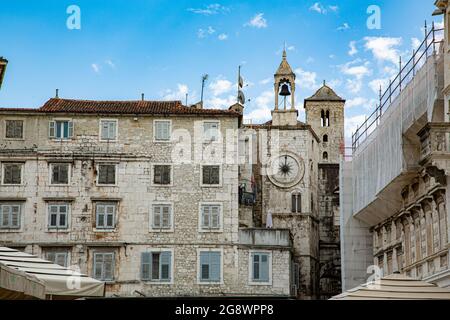 Ciudad fundada por Diocleciano en Croacia a orillas del mar adriatico, con casco antiguo de calles estrechas con arquitectura muy característica Foto Stock