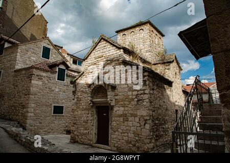 Ciudad fundada por Diocleciano en Croacia a orillas del mar adriatico, con casco antiguo de calles estrechas con arquitectura muy característica Foto Stock