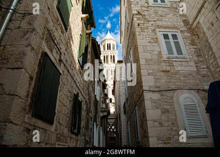 Ciudad fundada por Diocleciano en Croacia a orillas del mar adriatico, con casco antiguo de calles estrechas con arquitectura muy característica Foto Stock